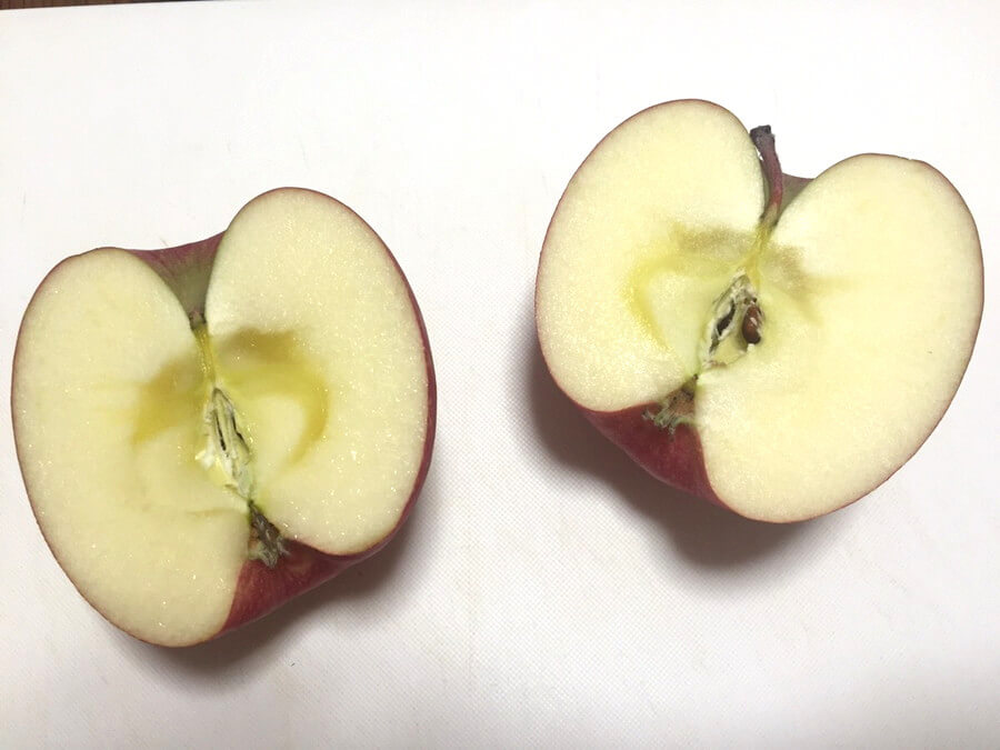 2つに割れたリンゴ